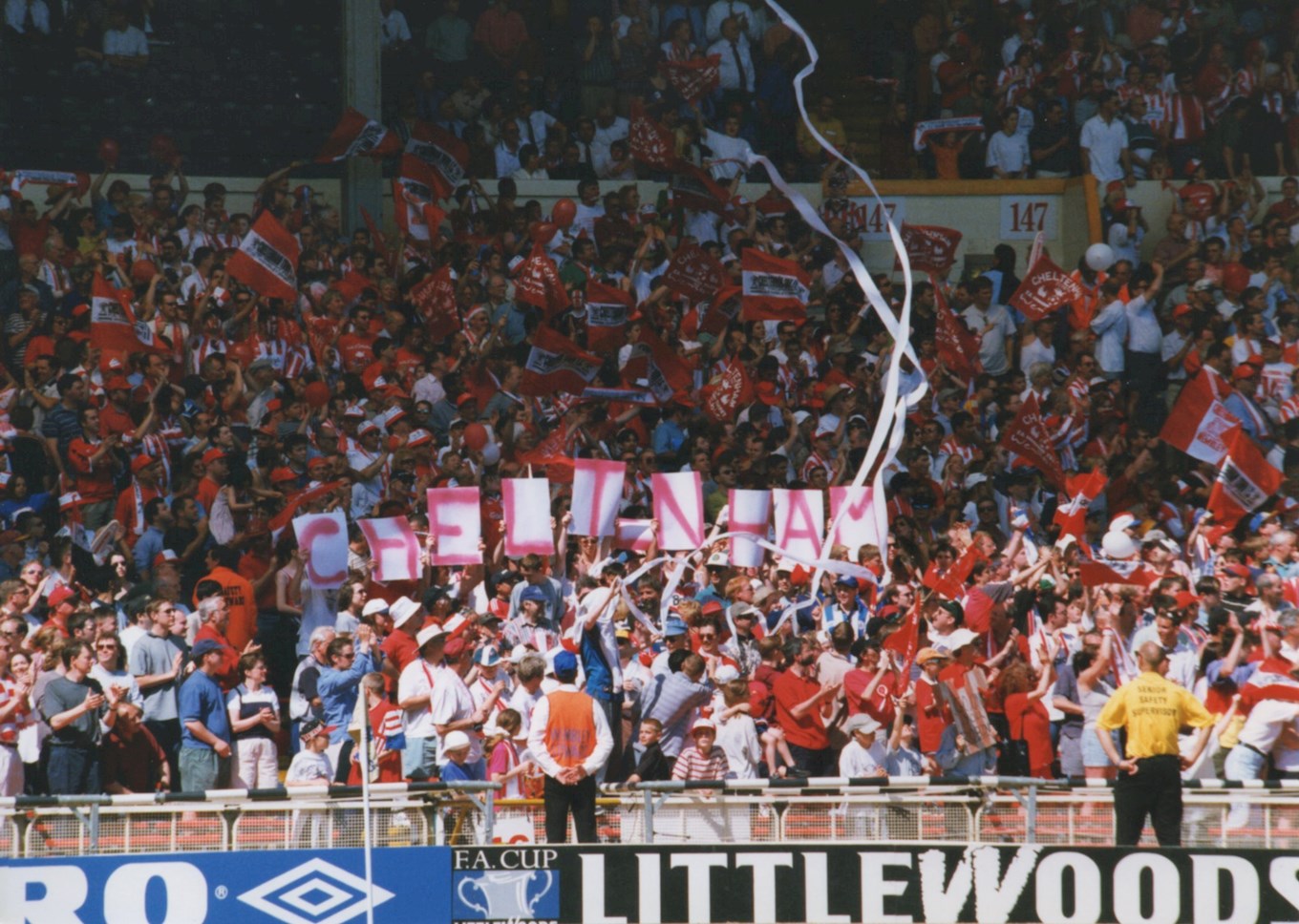 Crowd FA Trophy final Wembley 1998 4.jpg